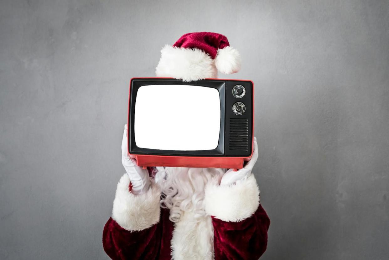 <a href="https://www.shutterstock.com/es/image-photo/santa-claus-holding-retro-tv-screen-745772989" rel="nofollow noopener" target="_blank" data-ylk="slk:Sunny Studio/Shutterstock;elm:context_link;itc:0;sec:content-canvas" class="link ">Sunny Studio/Shutterstock</a>