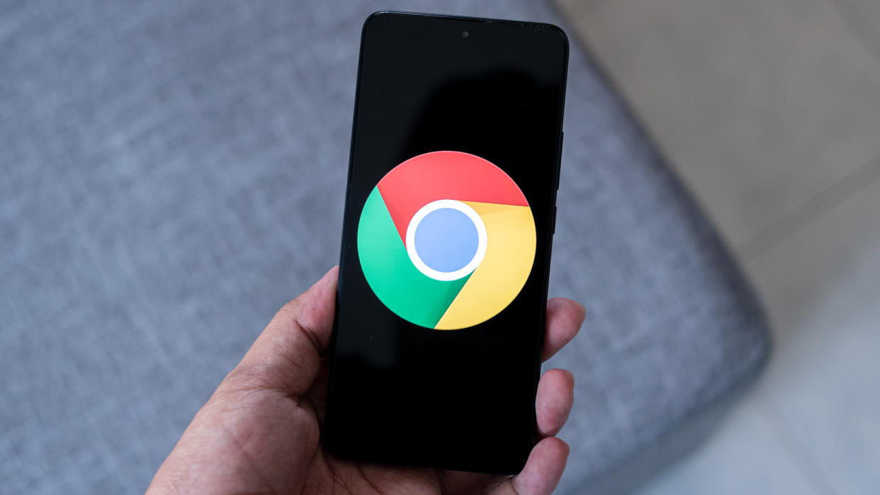  Google Chrome logo on a phone screen. 