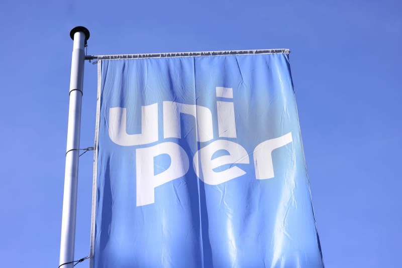 A Uniper flag in front of the Scholven coal-fired power plant in Gelsenkirchen. David Young/dpa