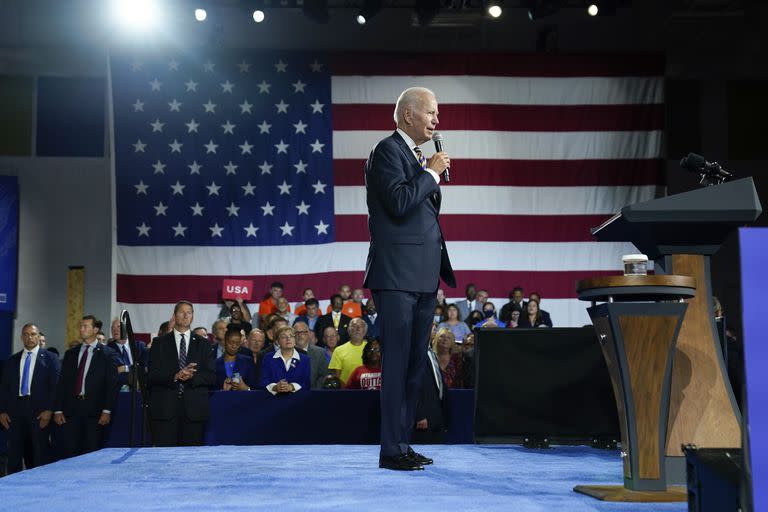 El presidente Joe Biden habla en la escuela Max S. Hayes Hight, el miércoles 6 de julio de 2022, en Cleveland