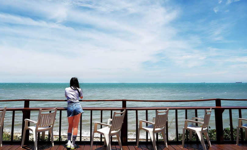 「藍色公路海景咖啡館」的戶外座位區，坐擁海景第一排。（圖／于魯光攝）