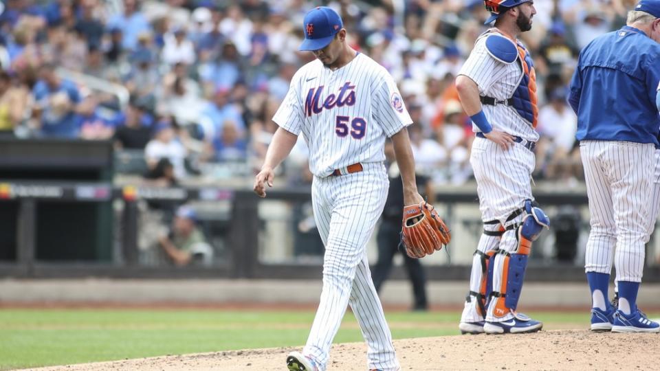 4 de septiembre de 2022;  Ciudad de Nueva York, Nueva York, EE. UU.;  El lanzador de los Mets de Nueva York, Carlos Carrasco (59), sale caminando del montículo luego de ser sacado del juego en la tercera entrada contra los Nacionales de Washington en el Citi Field.