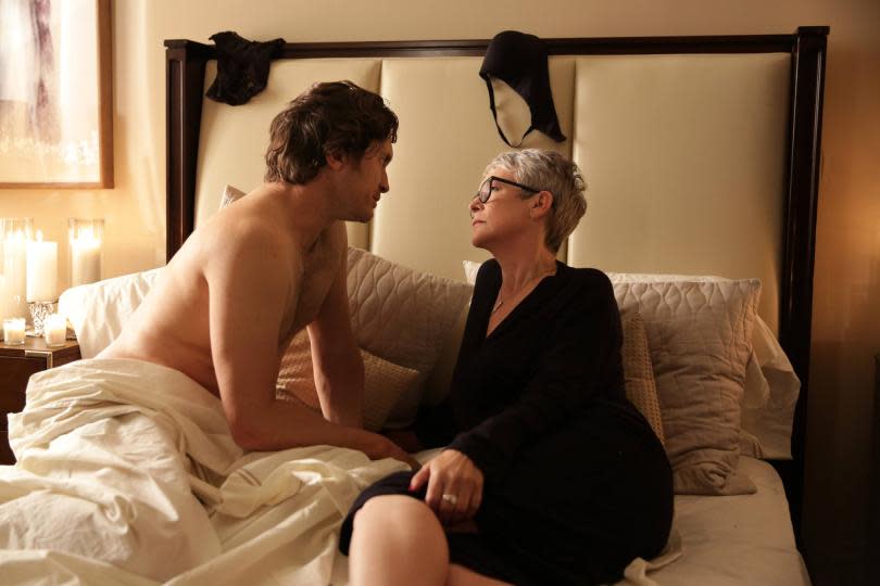 Oliver Hudson as Wes, Jamie Lee Curtis as Dean Munsch