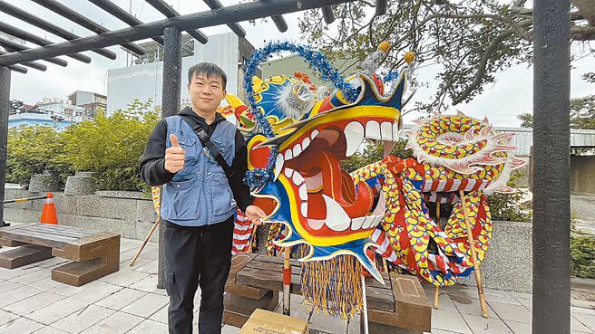 19歲的頭屋糊龍師賴宥成新糊的龍，龍頭體積是平常的一倍大。（謝明俊攝）