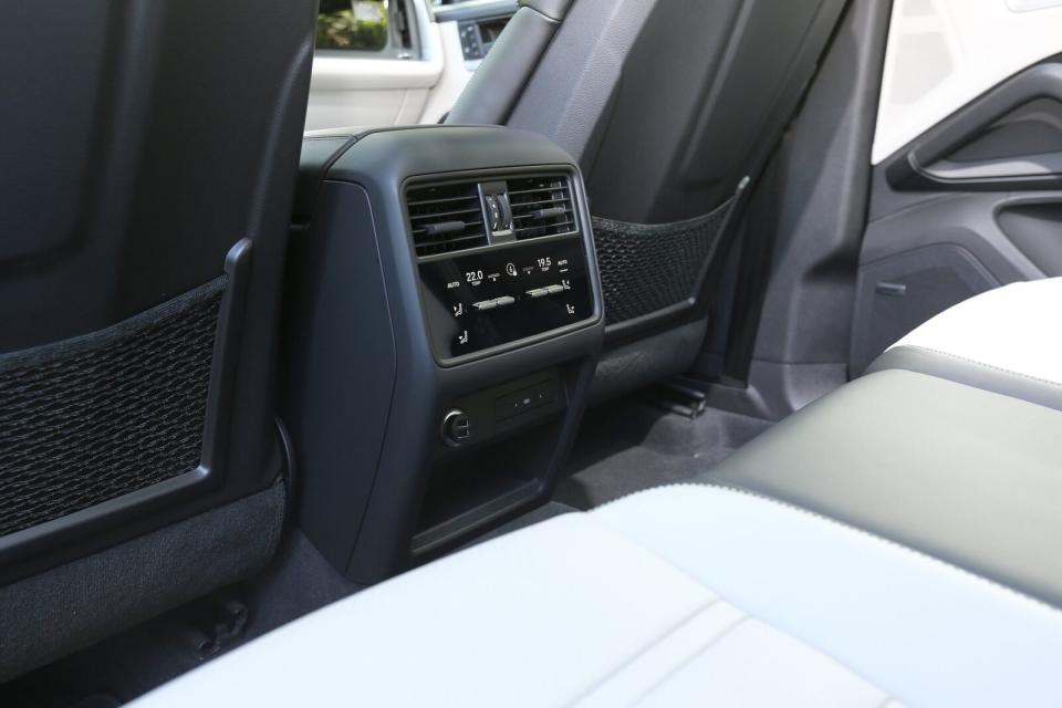 後座空調觸控面板來自試駕車選用的四區恆溫空調系統，下方則提供雙USB-C充電孔。
