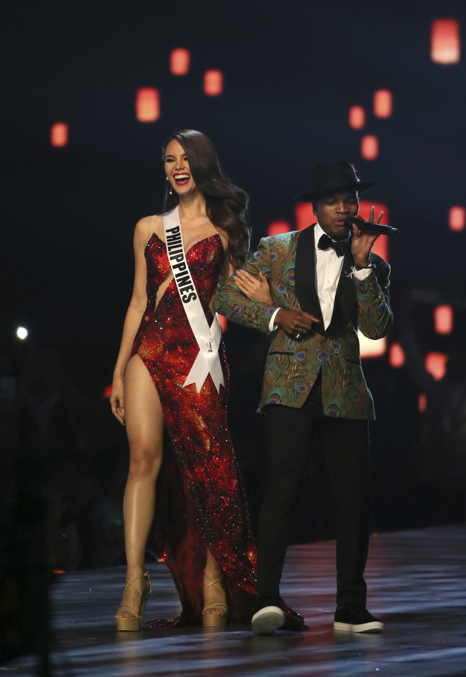 Miss Filipinas Catriona Gray desfila con el cantante Ne-Yo en la final de la 67ma edición de Miss Universo en Bangkok, Tailandia, el 17 de diciembre de 2018. (Foto AP/Gemunu Amarasinghe)