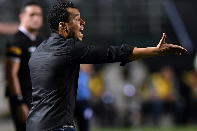 El entrenador brasileño Jair Ventura, hijo del mítico atacante Jairzinho, da indicaciones a sus jugadores durante su ciclo como DT del Santos, el 15 de marzo de 2018 en Sau Paulo (AFP/NELSON ALMEIDA)