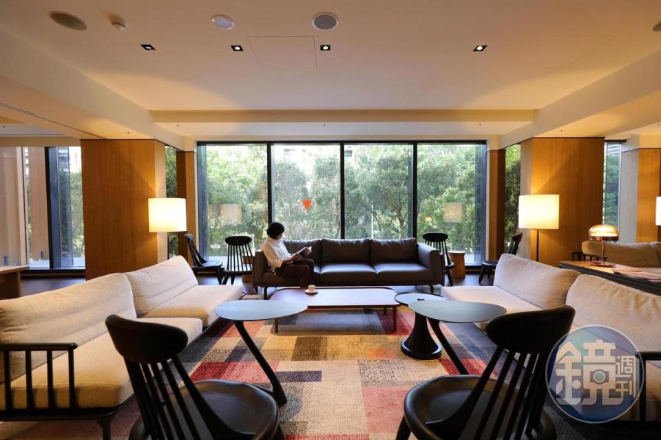 飯店2樓Lounge休息區，住宿旅客可在此休息、享用飲料、點心。