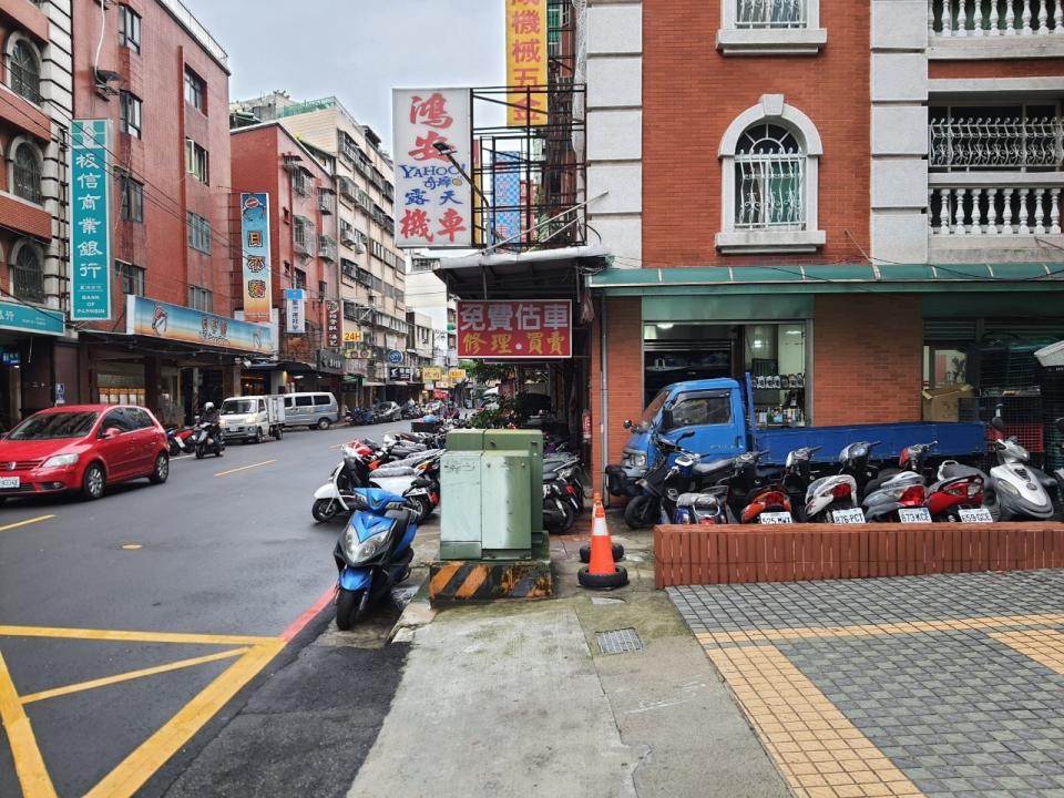 蘆洲民族路人行道原先受電箱及其他公共設施阻斷行人通行空間，改善後將設施遷移至原本路邊停車格間的島式設施帶，讓通行空間更順暢。（新北市工務局提供）