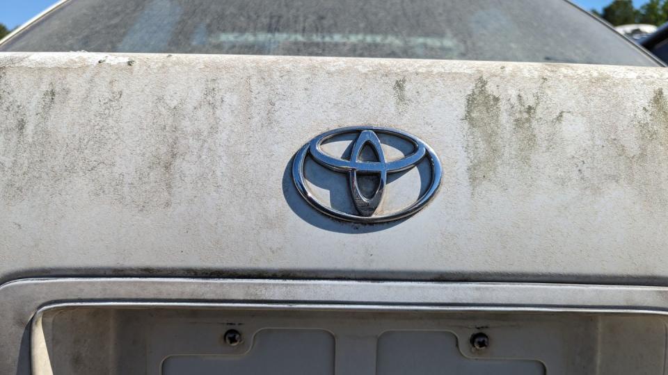 1996 toyota avalon with 949k miles in south carolina wrecking yard