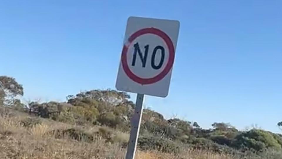 Un panneau routier dégradé pour lire « Non » près de la baie d'Arno, sur la péninsule d'Eyre, en Australie méridionale.  Photo : Snapchat