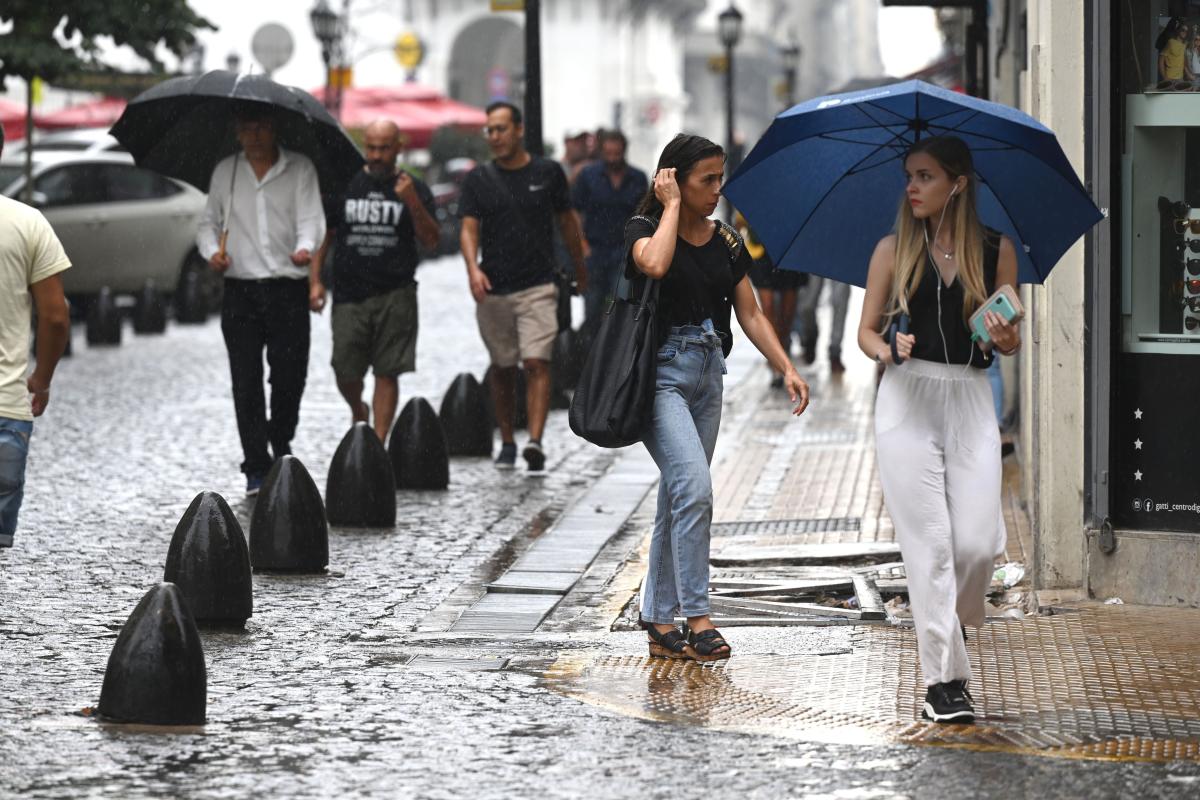 Aqui em SP tá frio, nublado e garoando. Mas a vontade mesmo é pegar essa  bolsa, óculos e protetor e ir para o Nordeste! Quem mais…