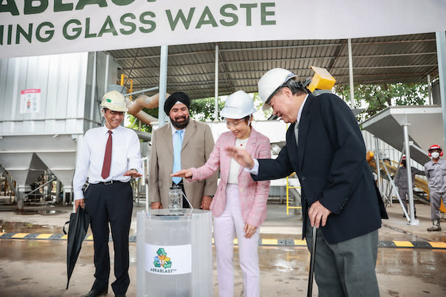 From (L) Xiang Xiang, MD-Abraclean Asia Pacific Pvt LTd, Gurmit Singh, Chairman, Abrablast, Minister Grace Fu and KS Lau, Director, Abraclean at the launch of Abrablast