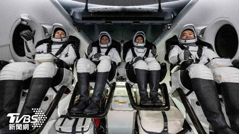 雖然新太空裝以黑色底色展示，但實際值勤的太空人，仍將穿著白色太空裝升空。（圖／達志影像美聯社）