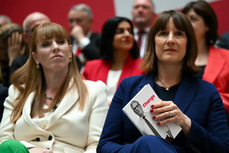 Nach dem Erdrutschsieg der Labour-Partei hat der neue britische Premierminister Keir Starmer heute Angela Rayner zu seiner Stellvertreterin bestimmt. Zudem wurde die 45-jährige Rachel Reeves als erste Frau zur Finanzministerin Großbritanniens ernannt. (Oli SCARFF)
