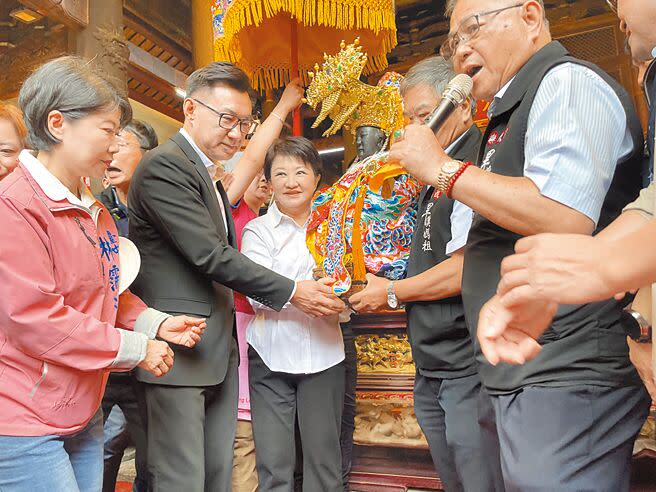 台中樂成宮「旱溪媽祖遶境十八庄」，9日上午舉行起駕儀式，展開為期22天的遶境賜福之旅，台中市長盧秀燕（左三）恭請旱溪媽祖上鑾轎。（王煌忠攝）