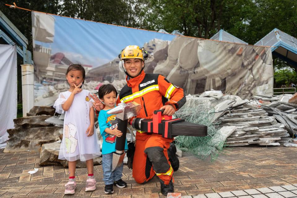 <span>消防員與小朋友合照。（圖片來源：香港消防處Facebook）</span>