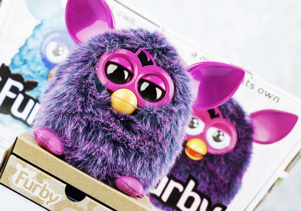 Si tienes un Furby original en casa, debes saber que en Internet se llegó a vender uno de 1998 por 590 euros. Otros modelos del famoso muñeco se encuentran en la red por precios de entre 100 y 500 euros. (Foto: Getty Images).