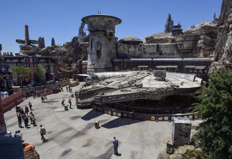 The artificial city of Star Wars: Galaxy’s Edge is one of the most popular attractions at Disneyland in Anaheim. Jeff Gritchen/SCNG via ZUMA Wire/dpa