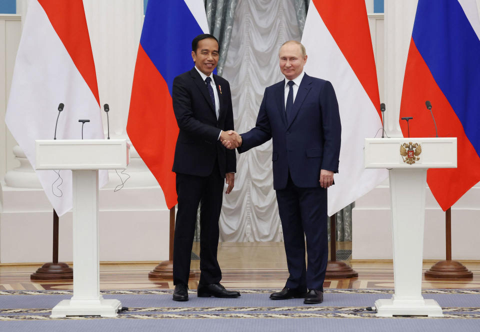 Russian President Vladimir Putin shakes hands with Indonesia’s President Joko Widodo after a press conference at the Kremlin in Moscow, on June 30, 2022.<span class="copyright">Vyacheslav Prokofyev—Sputnik/AFP/Getty Images</span>