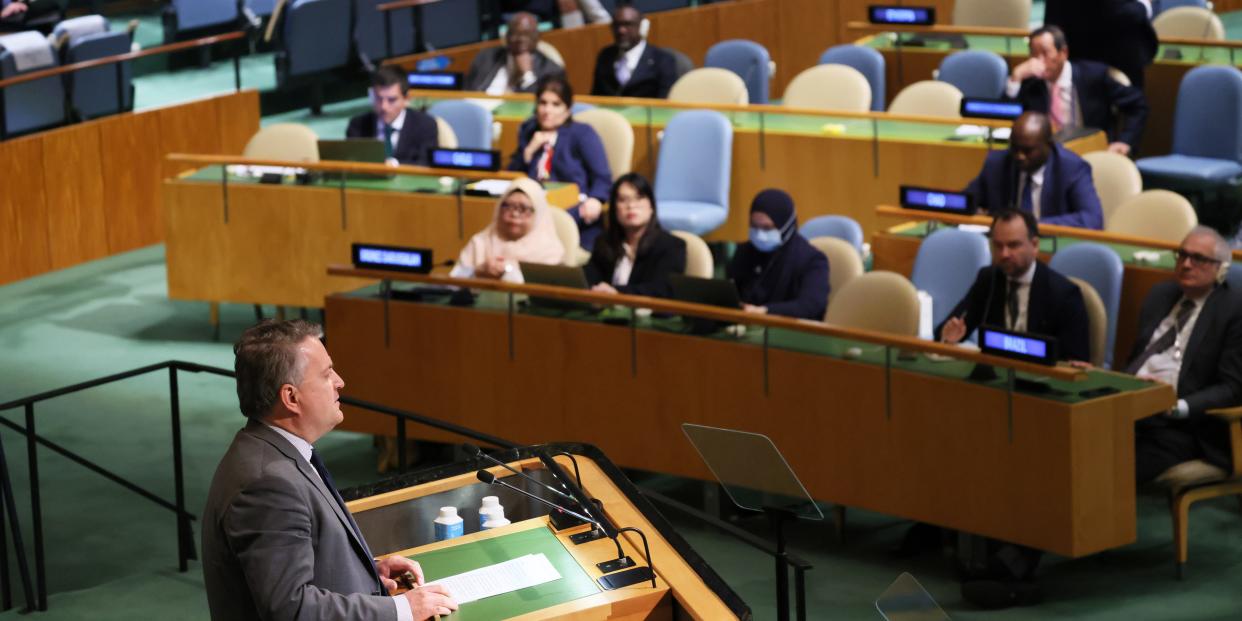 Sergiy Kyslytsya delivers a speech at a podium while other UN delegates look on.