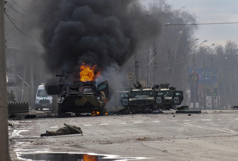 俄軍裝甲車屢屢遭到烏克蘭軍隊摧毀。   圖：達志影像 / 美聯社（資料照片）