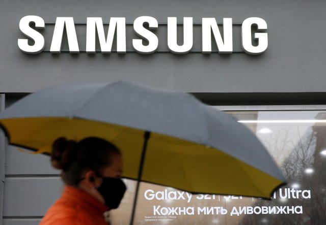 Samsung no es la única marca que no ha sabido hacer frente a la tormenta económica mundial surgida por la pandemia y la guerra de Ucrania, lo que está provocando subida de los precios y una bajada de la demanda.  Foto: REUTERS/Valentyn Ogirenko