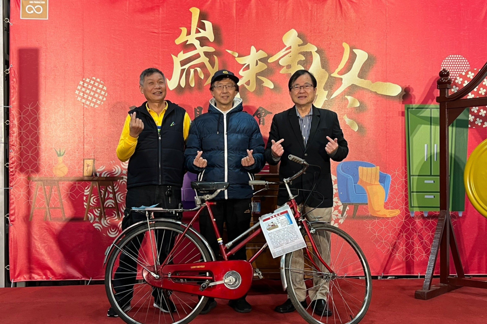 環保局長吳盛忠親自拍賣一款底價3,000元的紅色幸福牌腳踏車，最終以6600元成交