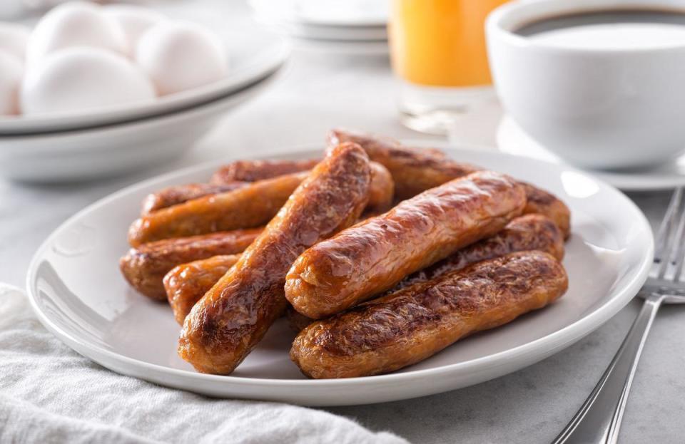 <p>Sausage is quite a versatile food. It can be served for breakfast or dinner, and Midwesterners agree that it’s pretty awesome — sausage is one <a href="https://www.thedailymeal.com/cook/midwestern-breakfast-recipes?referrer=yahoo&category=beauty_food&include_utm=1&utm_medium=referral&utm_source=yahoo&utm_campaign=feed" rel="nofollow noopener" target="_blank" data-ylk="slk:food they always keep on their breakfast table;elm:context_link;itc:0;sec:content-canvas" class="link ">food they always keep on their breakfast table</a>. But, unfortunately, it doesn’t stay good for long. In the refrigerator, raw sausage (regardless of whether it’s pork, chicken or beef) lasts for one to two days. </p>