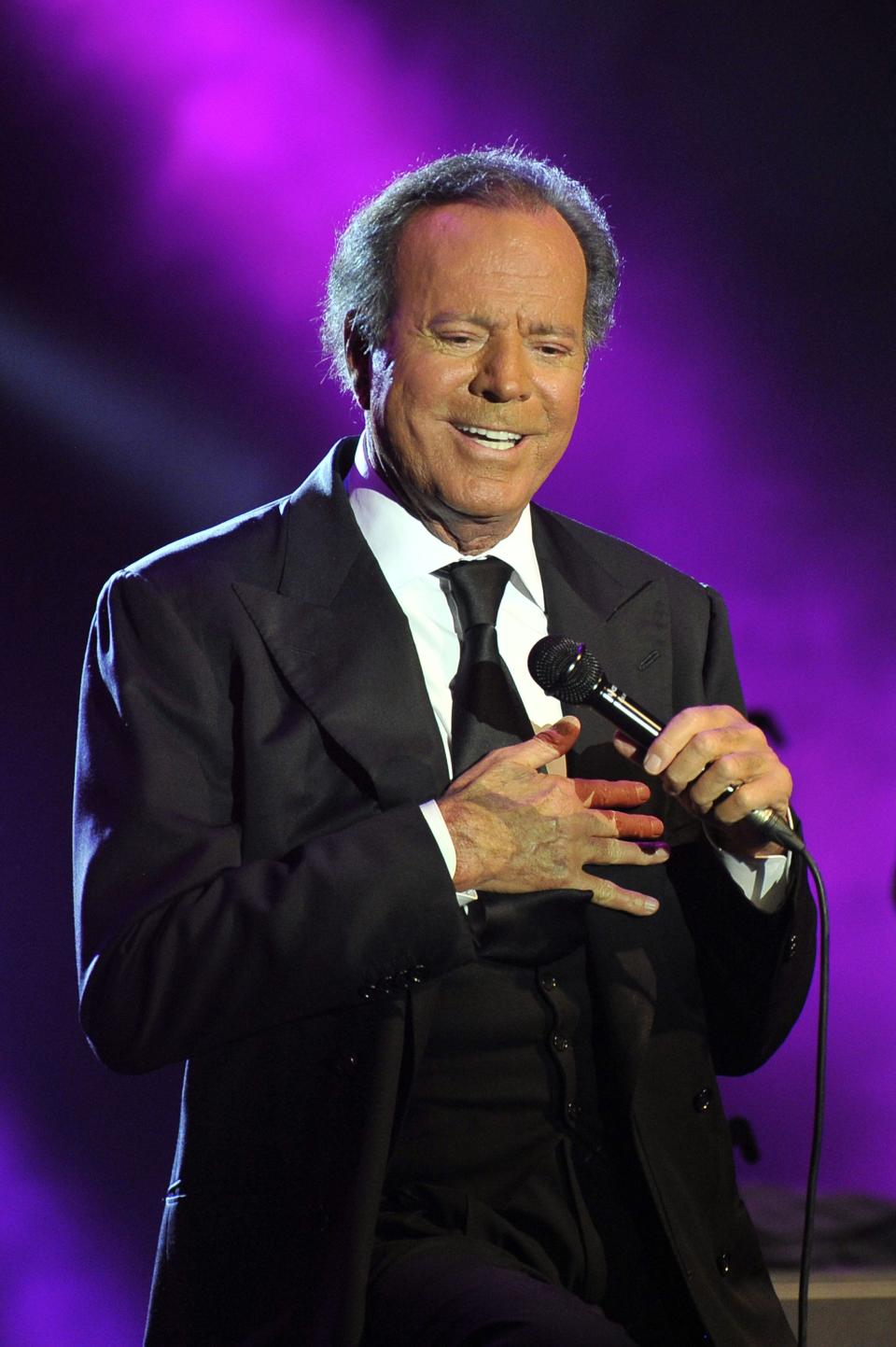 17. Julio Iglesias (300 Millionen Dollar)