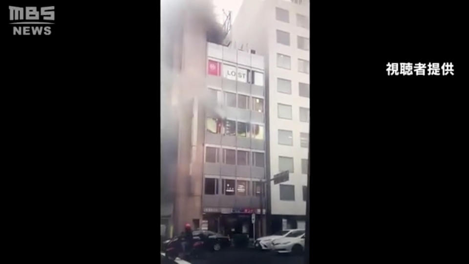 The building is seen with flames and smoke erupting from the windows. Source: MBS News via Yahoo Japan