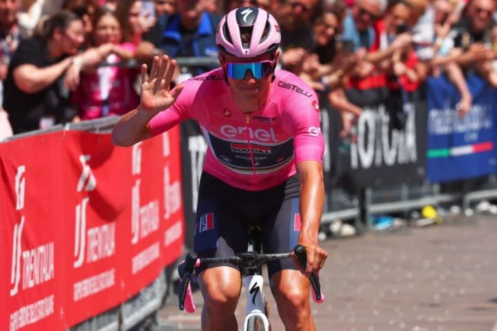 <span class="article__caption">Remco Evenepoel and his pink shades, pink bar tape … and out of shot, some pink Safety Joggers.</span> (Photo: LUCA BETTINI/AFP via Getty Images)