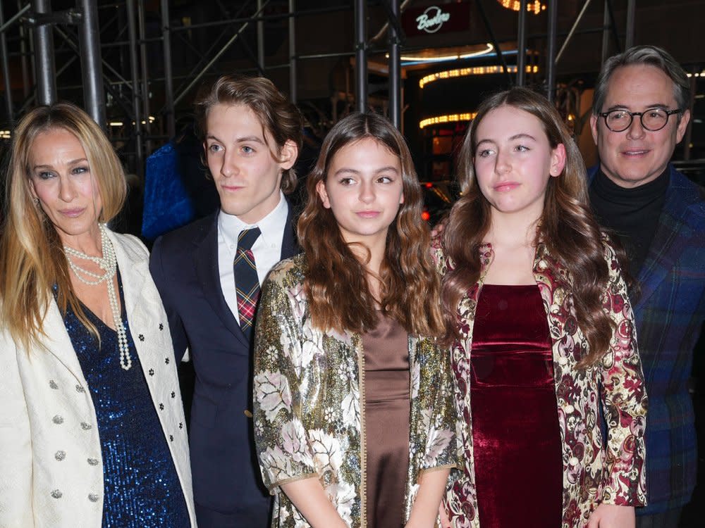 Sarah Jessica Parker mit ihren Kindern James, Tabitha, Marion und ihrem Mann Matthew Broderick (v.l.n.r.) auf dem roten Teppich in New York City. (Bild: imago/NurPhoto)