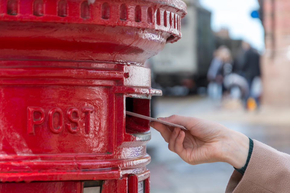 Ein roter Briefkasten der britischen Royal Mail. (Symbolbild: Getty Images)