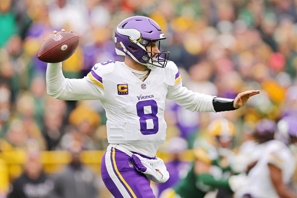 Una lesión cortó la temporada 2023 para Kirk Cousins, quarterback de los Minnesota Vikings, quien ahora podría convertirse en agente libre. (Foto: Michael Reaves/Getty Images)