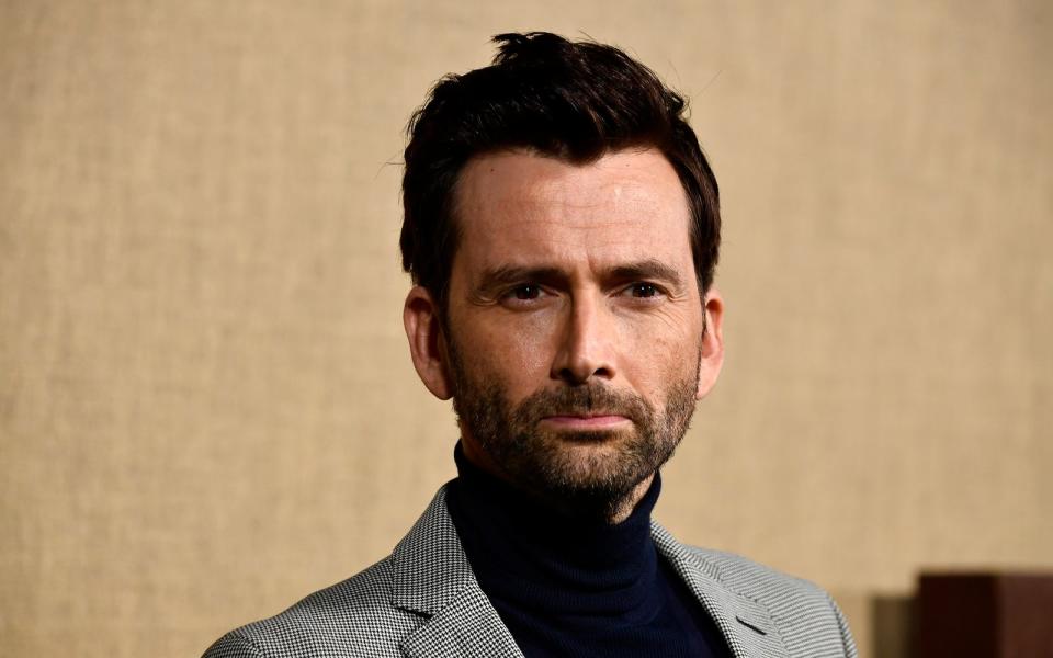 <p>David Tennant, der gerade 50 Jahre alt wurde (18. April), heißt eigentlich David McDonald. Weil dieser Name bei der britischen Schauspielergewerkschaft schon "besetzt" war, wählte er bereits als 16-Jähriger den Künstlernamen David Tennant - in Anlehnung an Neil Tennant, den Sänger der Synthpop-Band Pet Shop Boys. (Bild: Getty Images/Frazer Harrison)</p> 