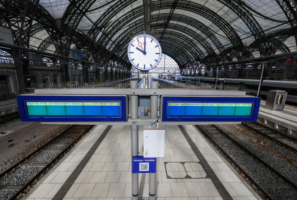 Sachsen, Dresden: Menschenleer sind die Bahnsteige auf dem Hauptbahnhof während des Warnstreiks. (Bild: Robert Michael/dpa)