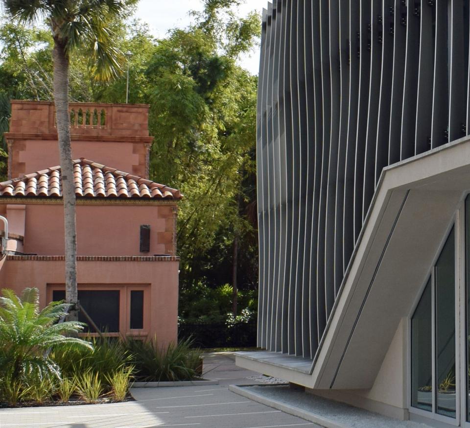 The compact site sits just behind the 1920s “Venetian Gothic” entrance gate to the Ringling mansion, Ca’ d’Zan.