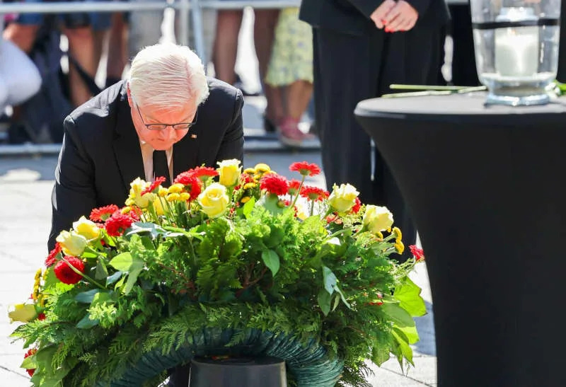 Cumhurbaşkanı Frank-Walter Steinmeier, Solingen kasabasındaki festivalde bıçaklı saldırının kurbanlarını anmak için Almanya'da düzenlenen çelenk toplantısı sırasında Fronhof'a çelenk ortaya çıkıyor. Solingen'deki şüpheli İslamcı saldırıda, saldırgan bir şehir festivalinde bıçakla üç kişi öldürüldü ve sekiz kişi yaralandı. Christoph Reichwein/dpa