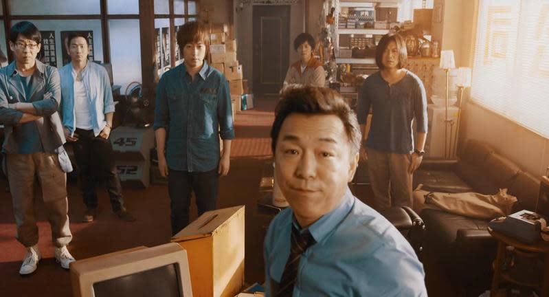 黃渤（前排）在演唱會電影《五月天人生無限公司3D》尬一角，飾演指揮官。（仙草影像提供）