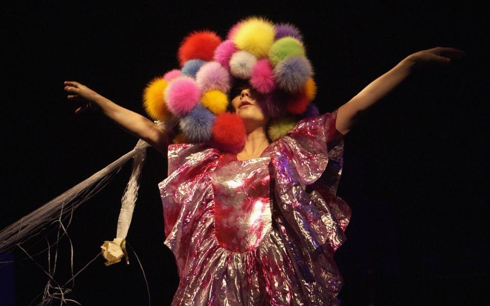 Diesen schicken Hut zog sich Björk während ihrer "Volta"-Tour 2008 über den Kopf. (Bild: Jim Dyson/Getty Images)