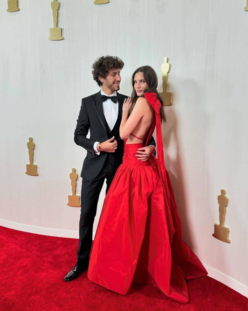 Juanpa Zurita y Macarena Achaga en la red carpet de los Premios Oscar 2024 (Foto: IG @juanpazurita)