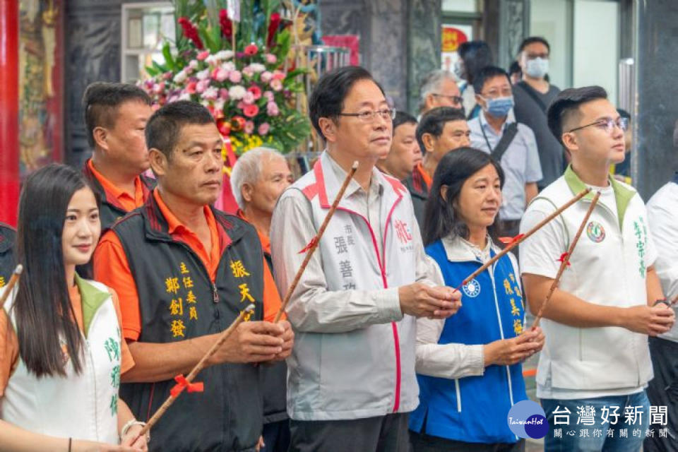 張市長與貴賓上香祈福。