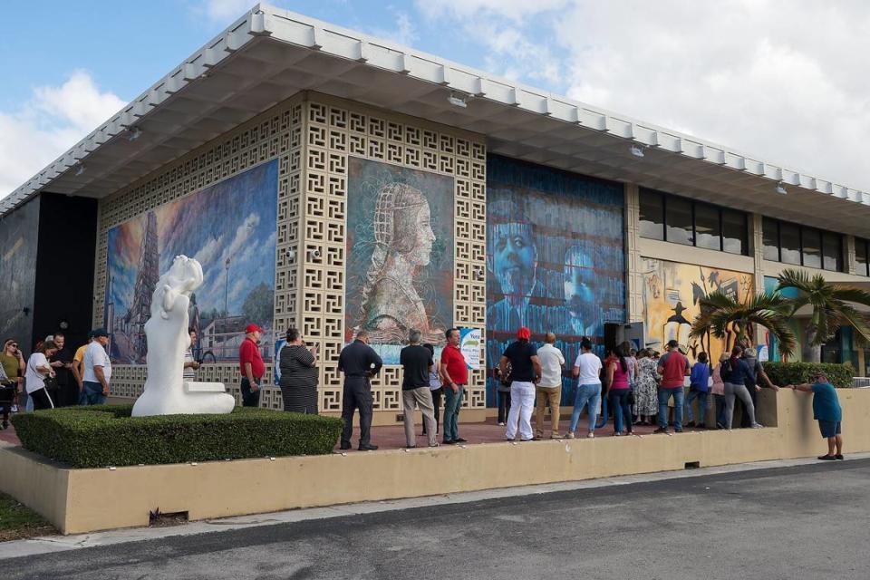Los residentes de Hialeah hacen fila mientras emiten sus votos en la Biblioteca John F. Kennedy en Hialeah, Florida, el martes 8 de noviembre de 2022.