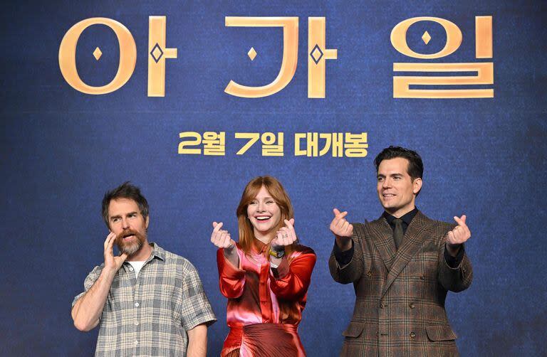 Los actores estadounidenses Sam Rockwell y Bryce Dallas Howard posan con el actor británico Henry Cavill durante una conferencia de prensa por su nueva película Argylle, agente secreto, en Seúl 