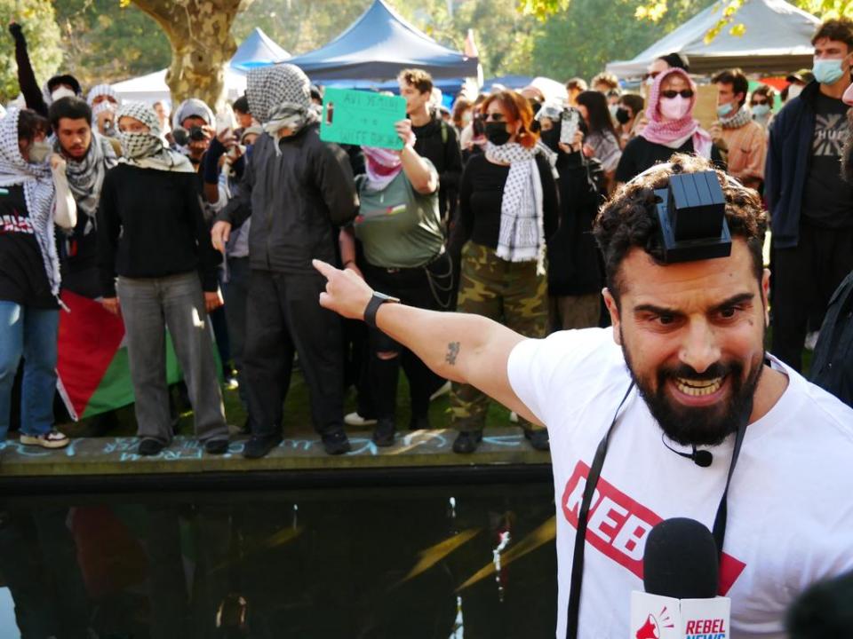 Assignment Freelance Picture MELBOURNE, AUSTRALIA: MAY 2, 2024. Youtuber and provocateur Avi\n Yemini in between pro-Israel and pro_palestinian supporters at the University\n of Melbourne. Picture: NCA NewsWire / Blair Jackson