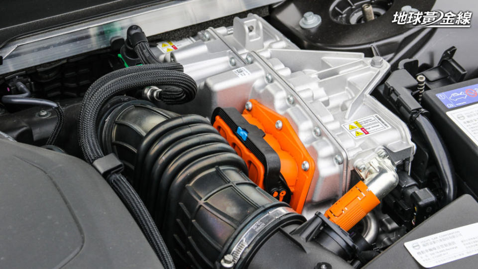 S90 T8 Recharge引擎室內使用鮮明的橘色凸顯高壓電纜，也是電動化動力的象徵之一。 (攝影/ 陳奕宏)