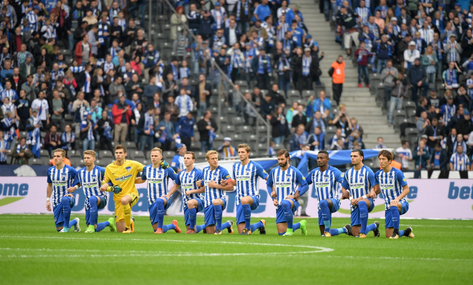 Hertha Berlin players and staff all took a knee before Saturday’s match against Schalke. (Hertha Berlin on Twitter)