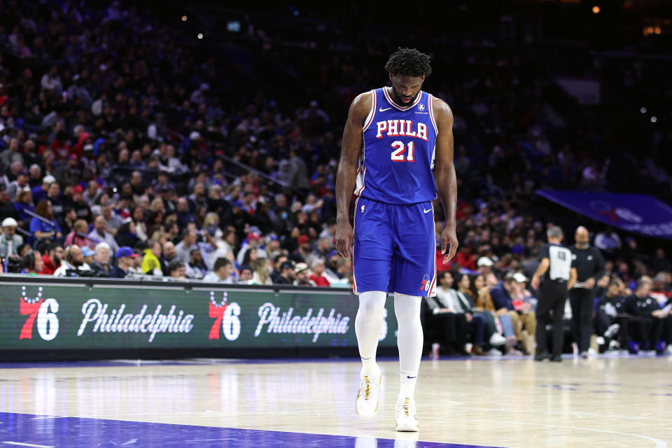 Joel Embiid傳出膝蓋半月板傷情。（NBA Photo by Tim Nwachukwu/Getty Images）