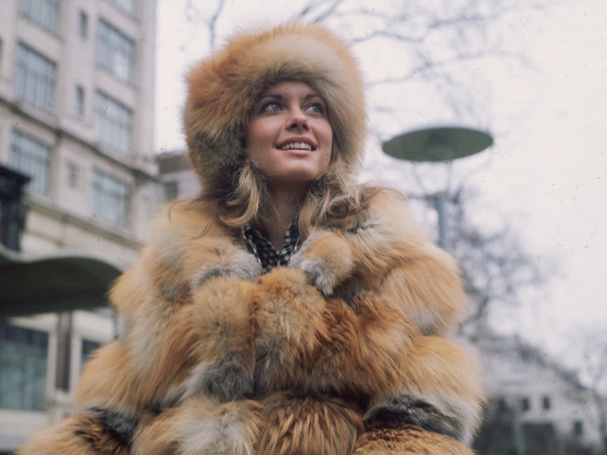 Olivia Newton-John outside the Savoy Hotel in London, 1970. (Hulton Archive/Getty Images)